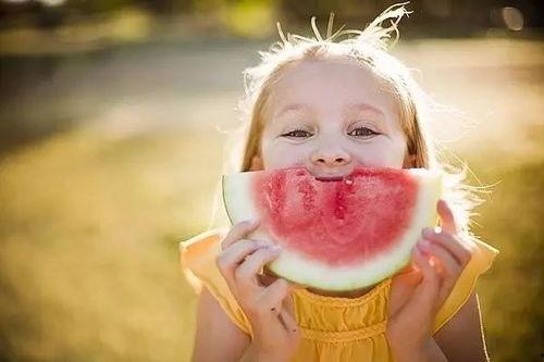 夏天孩子吃瓜文案短句,瓜果飘香，快乐童年